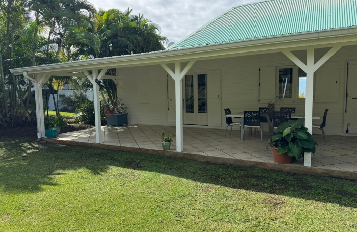 Trois-Rivi&egrave;res , dans un lotissement calme avec vue sur Les Saintes, Villa T5 avec terrasse