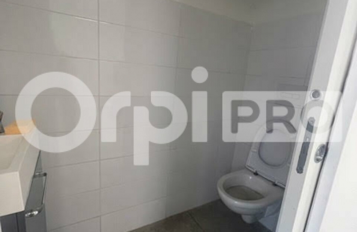 A vendre - Les Abymes - Local 63 m&sup2;