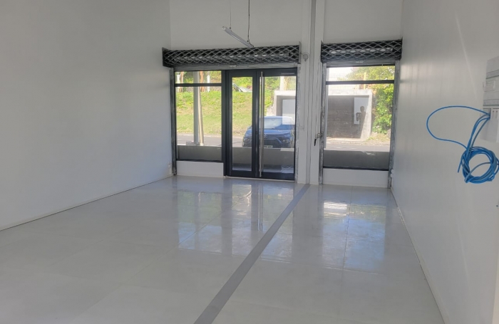 &Agrave; louer : Local commercial neuf avec vitrine, vue mer et acc&egrave;s PMR-Installation facilit&eacute;e : loyer r&eacute;duit et pr