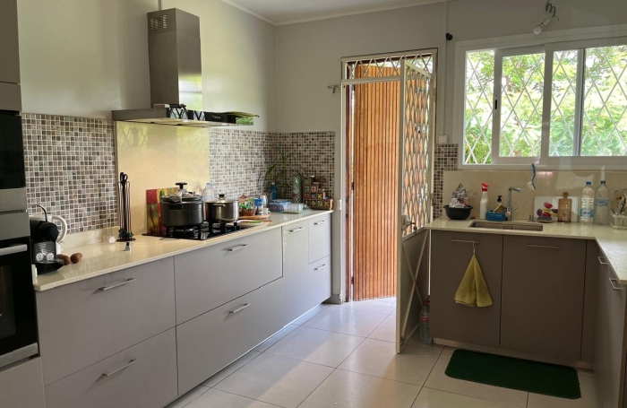 SAINT-CLAUDE - Maison familiale T5 r&eacute;nov&eacute;e avec vue sur La Soufri&egrave;re, grand terrain cl&ocirc;tur&eacute; et revenu locatif