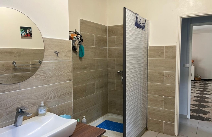 SAINT-CLAUDE - Maison familiale T5 r&eacute;nov&eacute;e avec vue sur La Soufri&egrave;re, grand terrain cl&ocirc;tur&eacute; et revenu locatif