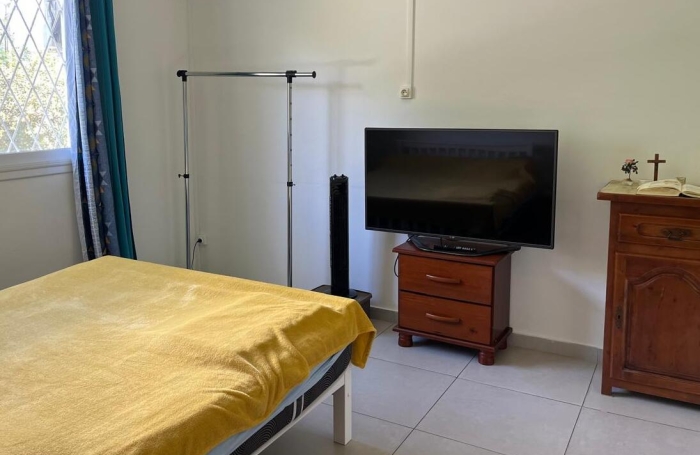 SAINT-CLAUDE - Maison familiale T5 r&eacute;nov&eacute;e avec vue sur La Soufri&egrave;re, grand terrain cl&ocirc;tur&eacute; et revenu locatif