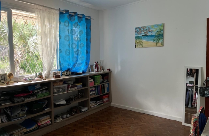 SAINT-CLAUDE - Maison familiale T5 r&eacute;nov&eacute;e avec vue sur La Soufri&egrave;re, grand terrain cl&ocirc;tur&eacute; et revenu locatif