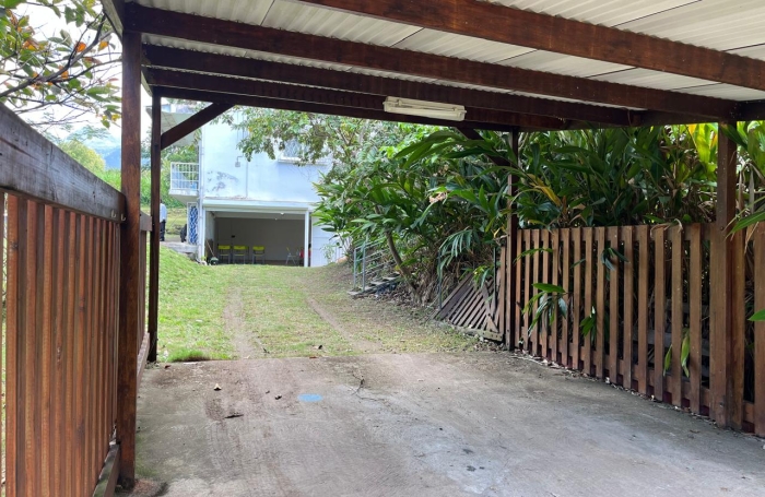 SAINT-CLAUDE - Maison familiale T5 r&eacute;nov&eacute;e avec vue sur La Soufri&egrave;re, grand terrain cl&ocirc;tur&eacute; et revenu locatif