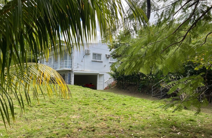 SAINT-CLAUDE - Maison familiale T5 r&eacute;nov&eacute;e avec vue sur La Soufri&egrave;re, grand terrain cl&ocirc;tur&eacute; et revenu locatif