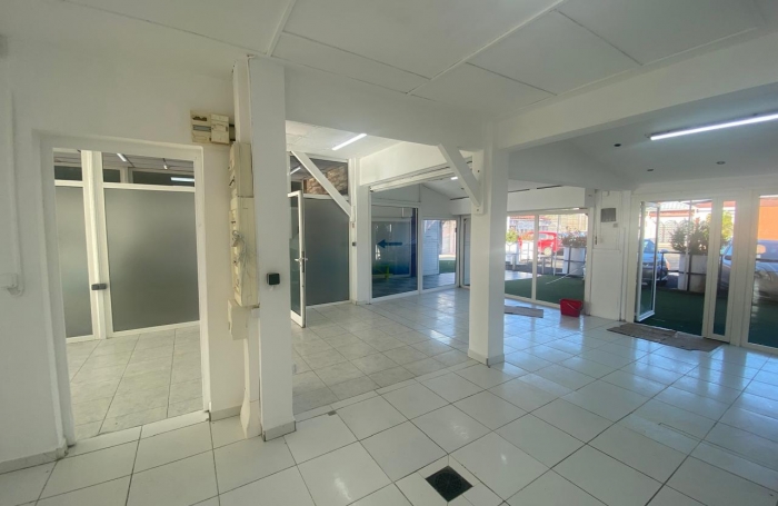 Grand local commercial r&eacute;nov&eacute;