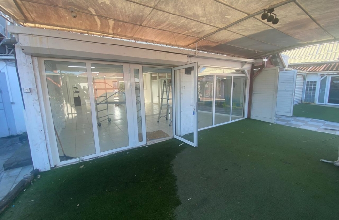 Grand local commercial r&eacute;nov&eacute;