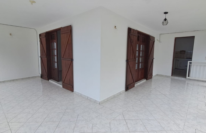 POINTE NOIRE -  Appartement bas de villa T4- Vue mer