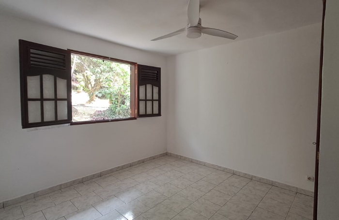 POINTE NOIRE -  Appartement bas de villa T4- Vue mer