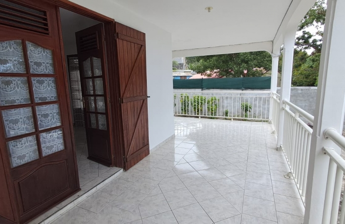 POINTE NOIRE -  Appartement bas de villa T4- Vue mer