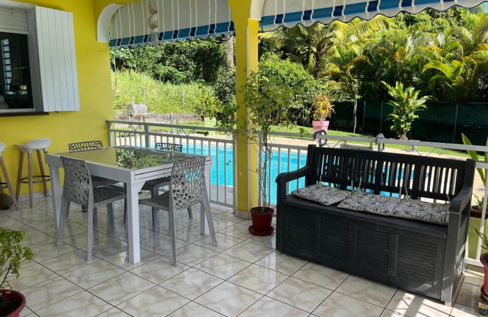 SAINT-CLAUDE, Belle villa T4 avec mezzanine, piscine et garage sur un jardin cl&ocirc;tur&eacute;