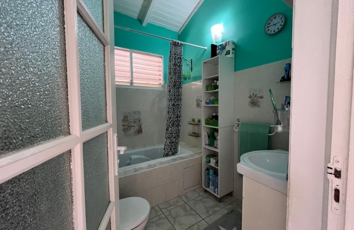 SAINT-CLAUDE, Belle villa T4 avec mezzanine, piscine et garage sur un jardin cl&ocirc;tur&eacute;