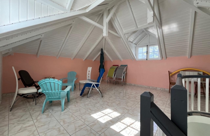 SAINT-CLAUDE, Belle villa T4 avec mezzanine, piscine et garage sur un jardin cl&ocirc;tur&eacute;