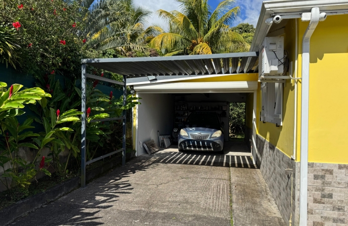 SAINT-CLAUDE, Belle villa T4 avec mezzanine, piscine et garage sur un jardin cl&ocirc;tur&eacute;
