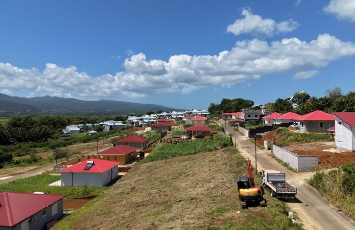 LAMENTIN  TERRAIN 582 M2 VUE MONTAGNE