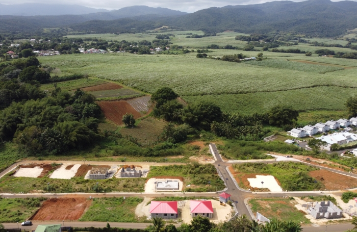 LAMENTIN  TERRAIN 582 M2 VUE MONTAGNE