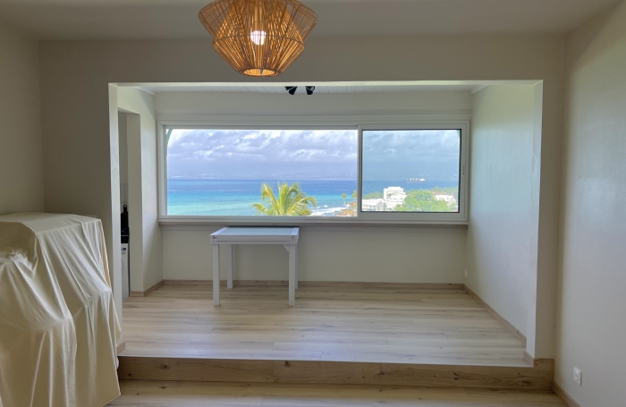 A louer appartement T1 avec magnifique vue mer &agrave; Bas du Fort, refait &agrave; neuf r&eacute;cemment.