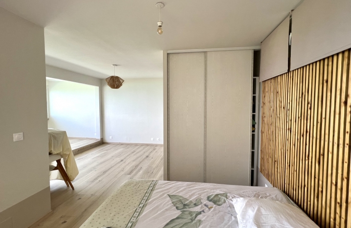 A louer appartement T1 avec magnifique vue mer &agrave; Bas du Fort, refait &agrave; neuf r&eacute;cemment.