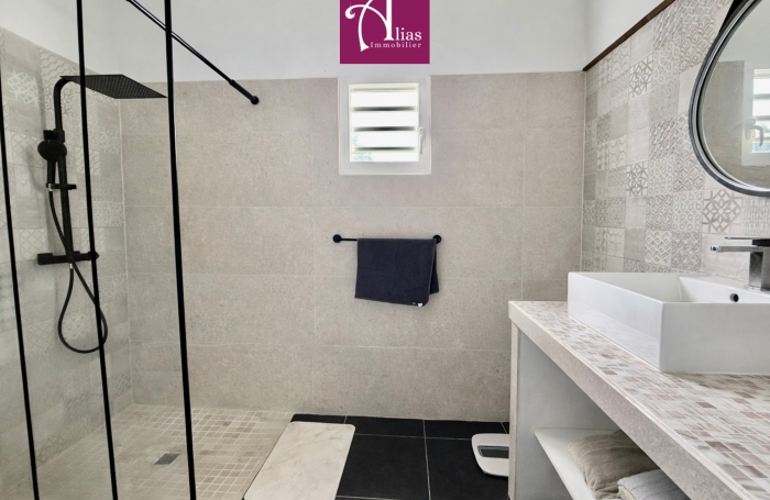 A LOUER VILLA F4 MODERNE - ENTR JARDIN ET PISCINE INCLUS - DUMONTER BAIE-MAHAULT