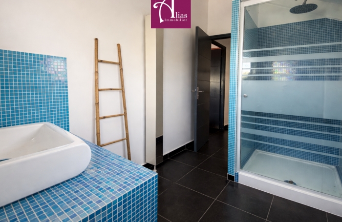 A LOUER VILLA F4 MODERNE - ENTR JARDIN ET PISCINE INCLUS - DUMONTER BAIE-MAHAULT