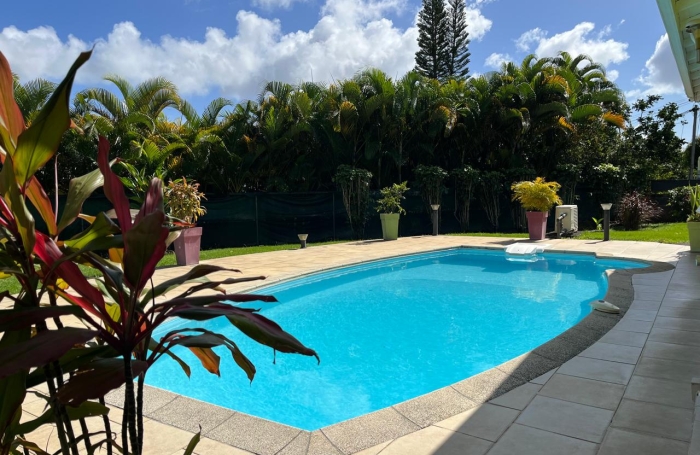 SAINT-CLAUDE, Belle villa T4 avec mezzanine, piscine et garage sur un jardin cl&ocirc;tur&eacute;