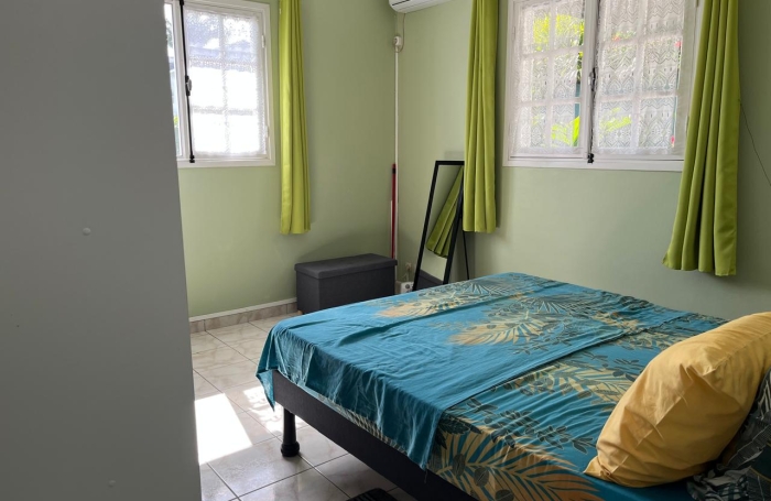 SAINT-CLAUDE, Belle villa T4 avec mezzanine, piscine et garage sur un jardin cl&ocirc;tur&eacute;