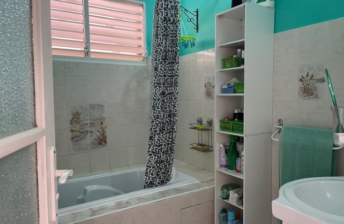 SAINT-CLAUDE, Belle villa T4 avec mezzanine, piscine et garage sur un jardin cl&ocirc;tur&eacute;