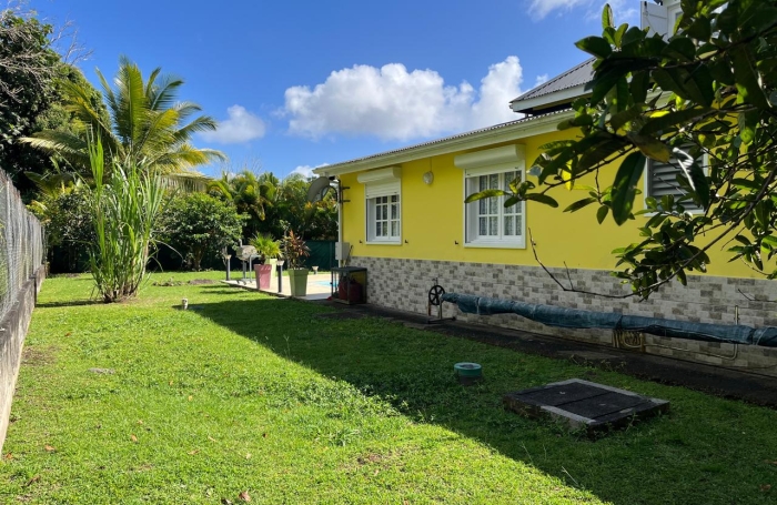 SAINT-CLAUDE, Belle villa T4 avec mezzanine, piscine et garage sur un jardin cl&ocirc;tur&eacute;