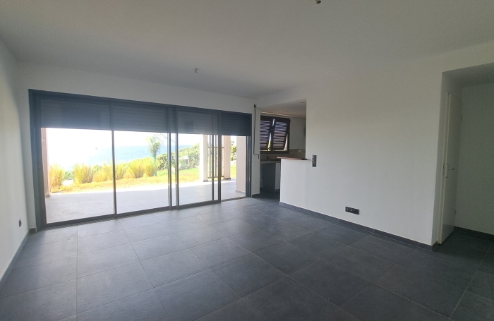 &Agrave; louer   Appartement T3 non meubl&eacute; en rez-de-chauss&eacute;e   R&eacute;sidence s&eacute;curis&eacute;e avec vue mer