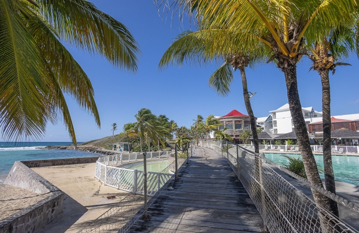 Studio r&eacute;nov&eacute; avec magnifique vue mer et jardins   R&eacute;sidence avec plage et piscine