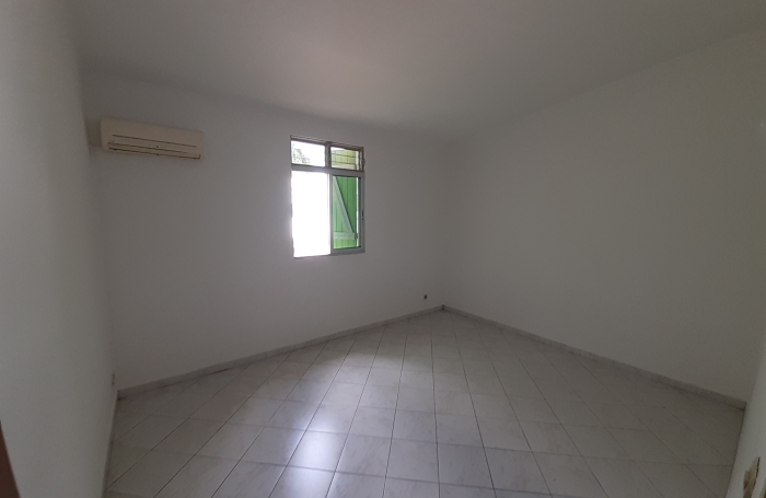 HAUT DE VILLA T4  (130m2) - Beausoleil 97139 ABYMES