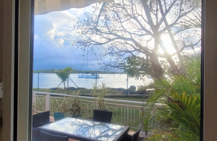 Bas du Fort - T3 avec spacieuse terrasse vue mer imprenable