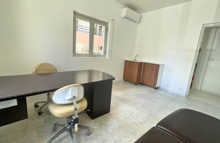 Location Local commercial 97110