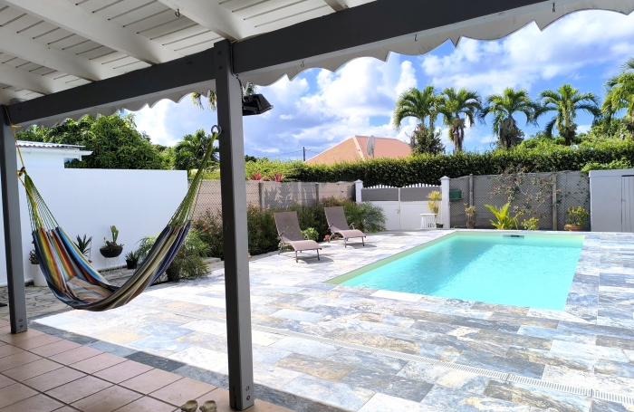 A louer Maison F4 mittoyenne meubl&eacute;e avec piscine proche lyc&eacute;e et commerces ( Baie-Mahault )