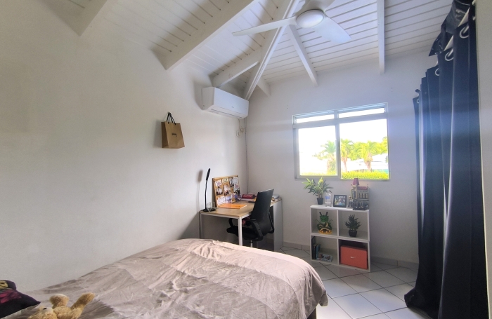 A louer Maison F4 mittoyenne meubl&eacute;e avec piscine proche lyc&eacute;e et commerces ( Baie-Mahault )