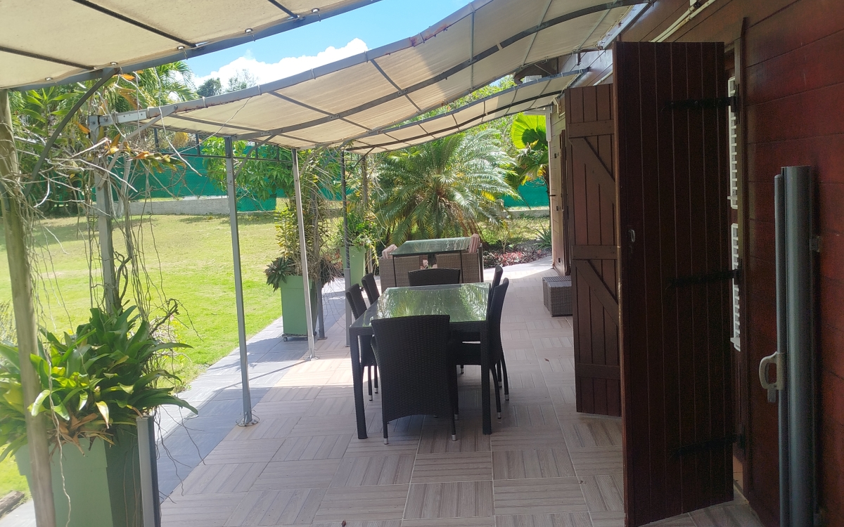 maison de 4 studios +F2 + piscine  terrain 868m2 440000&euro;