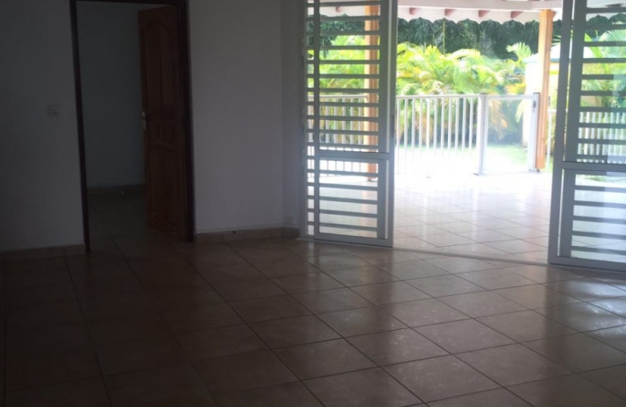 Villa de type F4 avec piscine &agrave; convenance