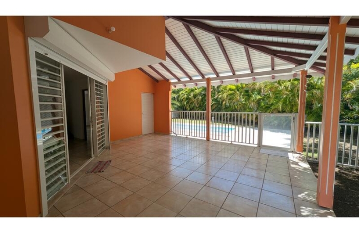 Villa de type F4 avec piscine &agrave; convenance