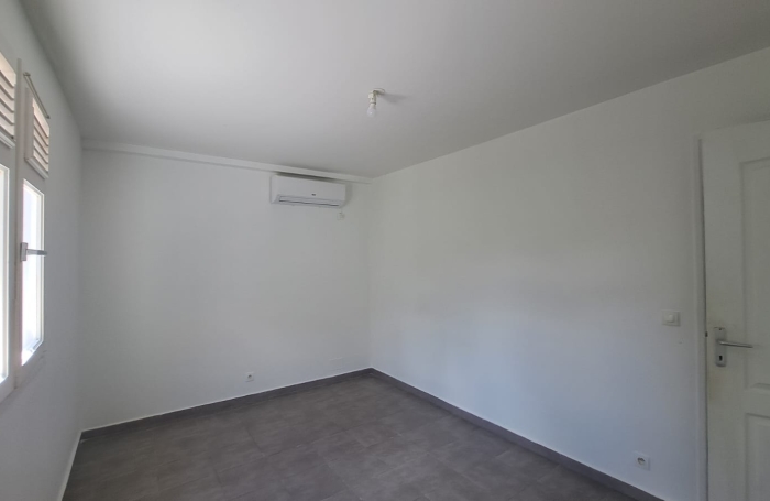 Maison individuelle &agrave; louer (non meubl&eacute;e), situ&eacute;e sur un terrain cl&ocirc;tur&eacute; avec un grand jardin.