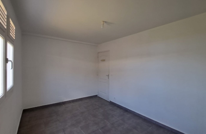 Maison individuelle &agrave; louer (non meubl&eacute;e), situ&eacute;e sur un terrain cl&ocirc;tur&eacute; avec un grand jardin.