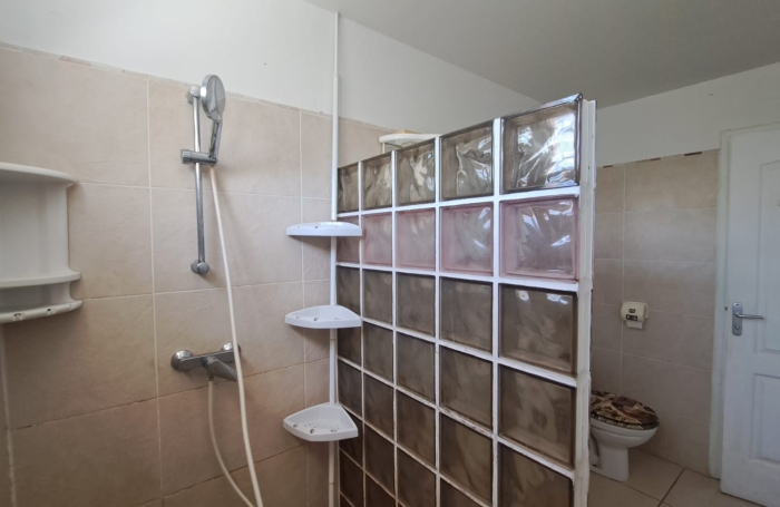 Maison individuelle &agrave; louer (non meubl&eacute;e), situ&eacute;e sur un terrain cl&ocirc;tur&eacute; avec un grand jardin.