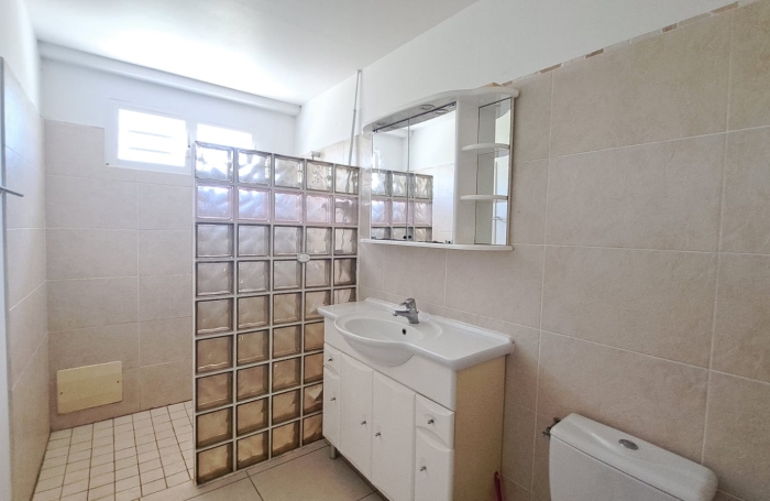 Maison individuelle &agrave; louer (non meubl&eacute;e), situ&eacute;e sur un terrain cl&ocirc;tur&eacute; avec un grand jardin.