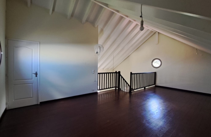 Maison individuelle &agrave; louer (non meubl&eacute;e), situ&eacute;e sur un terrain cl&ocirc;tur&eacute; avec un grand jardin.