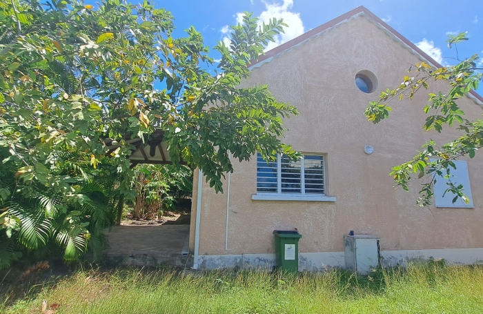 Maison individuelle &agrave; louer (non meubl&eacute;e), situ&eacute;e sur un terrain cl&ocirc;tur&eacute; avec un grand jardin.