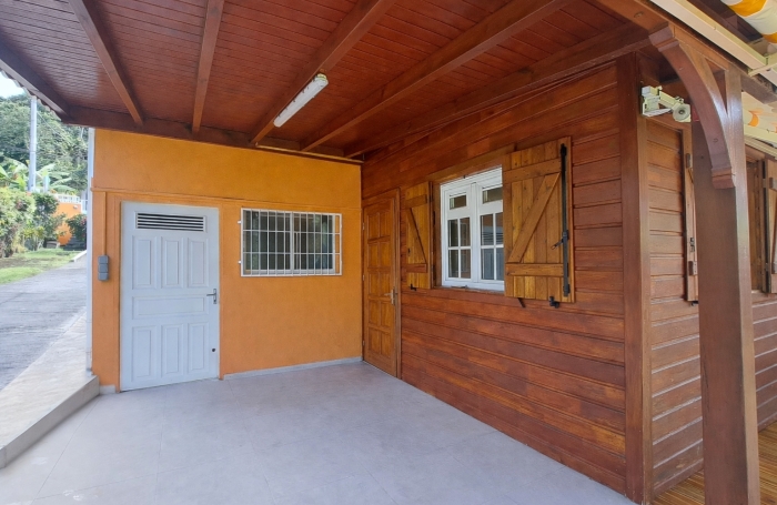 SAINT CLAUDE- Appartement bas de villa de type T3 meubl&eacute;- Climatis&eacute; - Jardin en commun