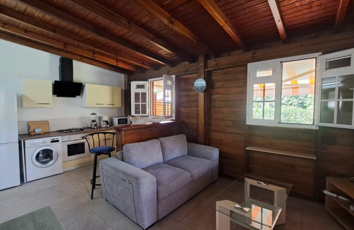 SAINT CLAUDE- Appartement bas de villa de type T3 meubl&eacute;- Climatis&eacute; - Jardin en commun