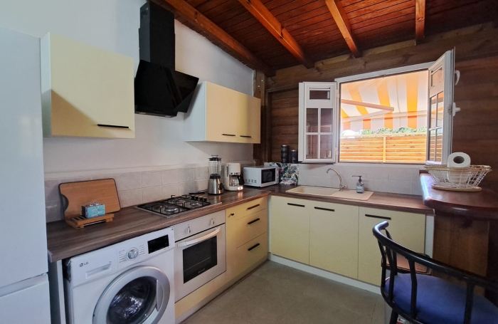 SAINT CLAUDE- Appartement bas de villa de type T3 meubl&eacute;- Climatis&eacute; - Jardin en commun