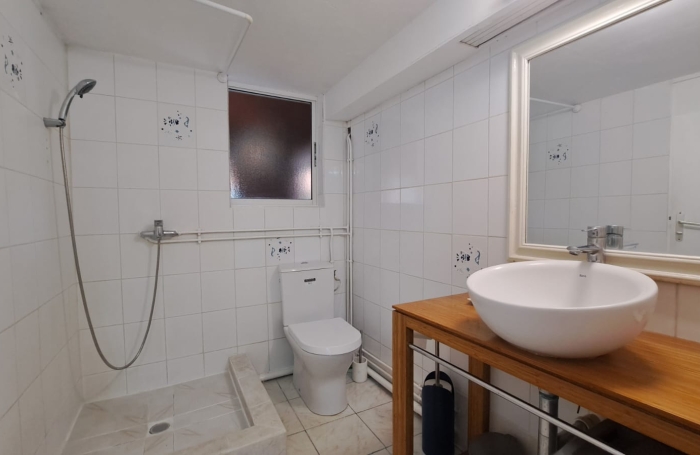 SAINT CLAUDE- Appartement bas de villa de type T3 meubl&eacute;- Climatis&eacute; - Jardin en commun