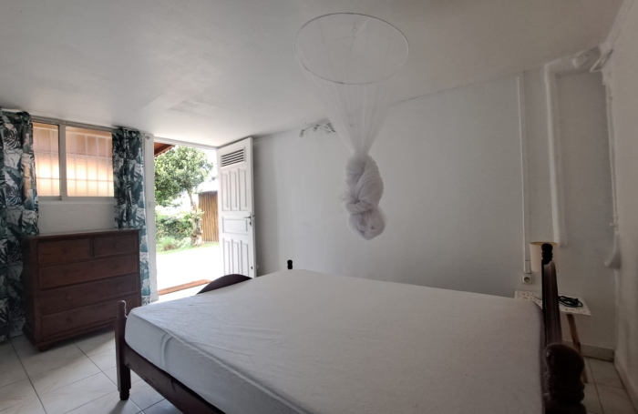 SAINT CLAUDE- Appartement bas de villa de type T3 meubl&eacute;- Climatis&eacute; - Jardin en commun