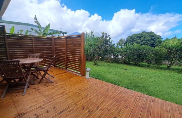 SAINT CLAUDE- Appartement bas de villa de type T3 meubl&eacute;- Climatis&eacute; - Jardin en commun